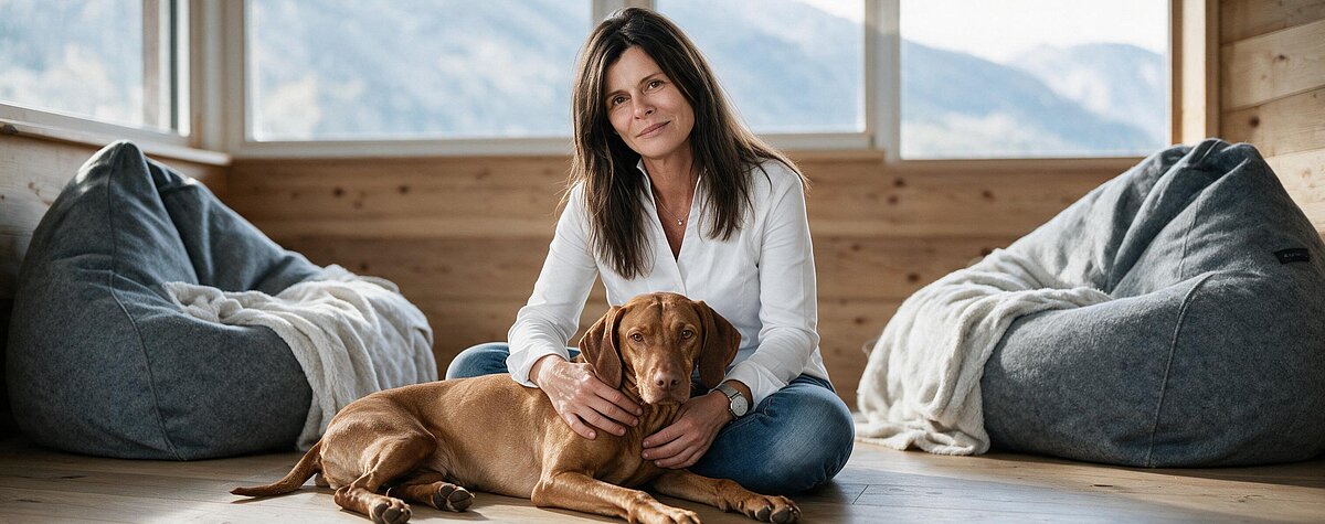 Diana Nickel mit ihrem Hund im Coachingraum